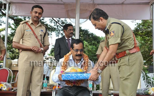 Police flage d...